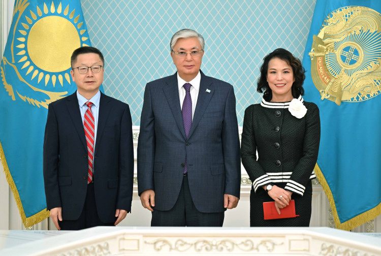 President Tokayev with China's LY iTech Chairwoman, Fang Qin Zeng, and HGTECH Co. Chairman, Ma Xinqiang